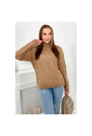 Sweter z ozdobną falbanką camelowy