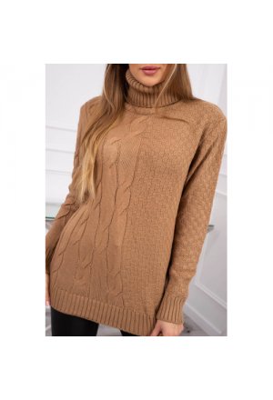Sweter z wywijanym golfem camelowy